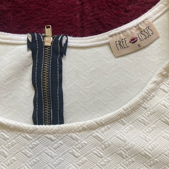 Textured Short Sleeve Top - Picture 2 of 4